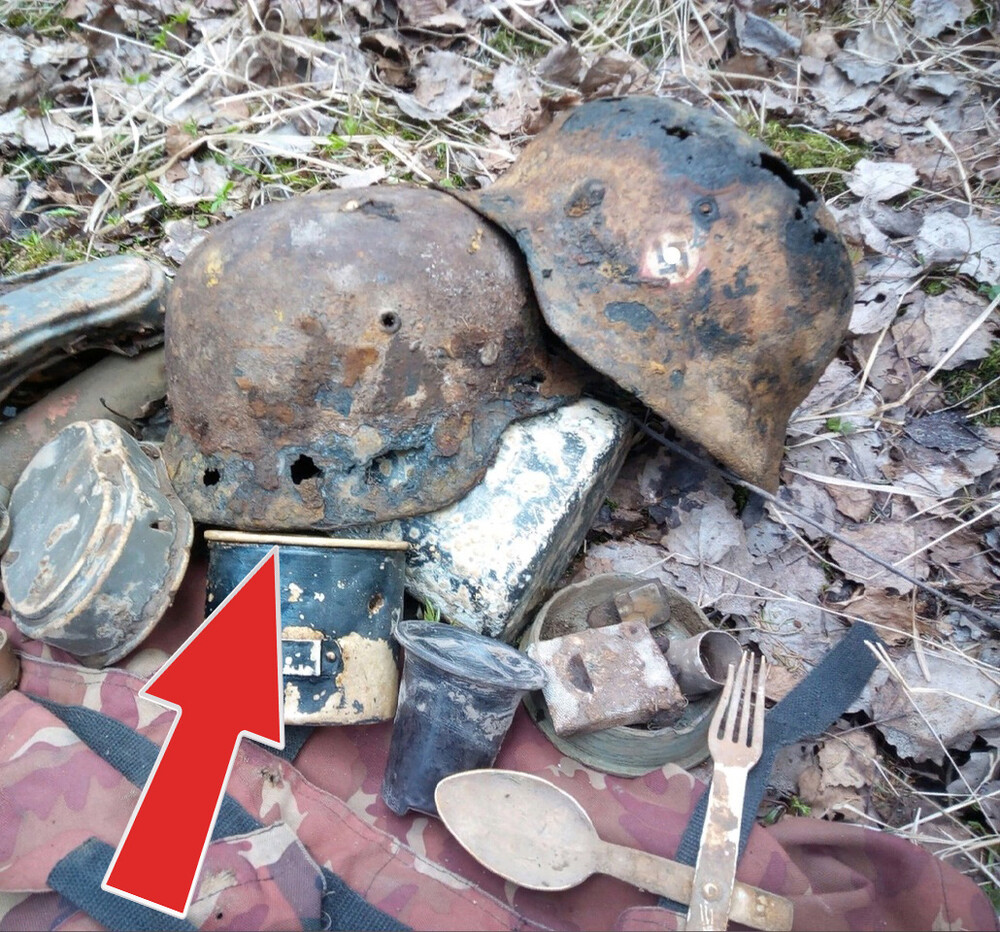 Waffen SS helmet M40 / from Demyansk