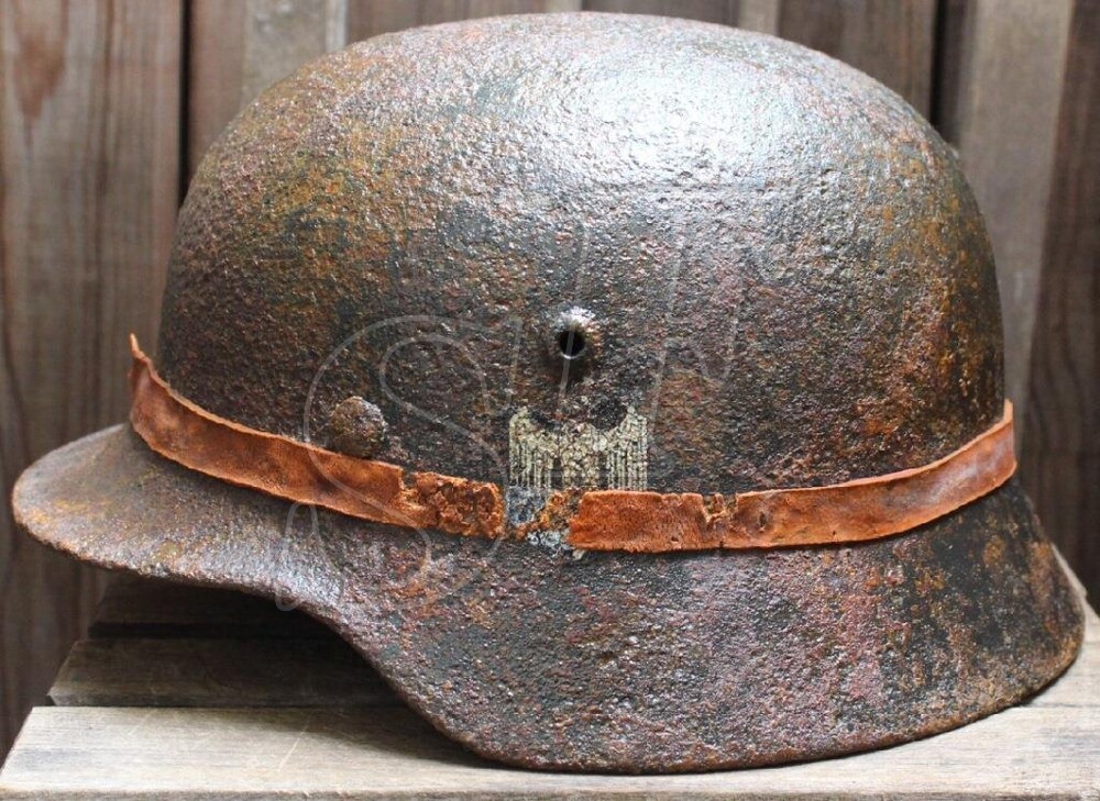 Wehrmacht helmet M40 / from Stalingrad