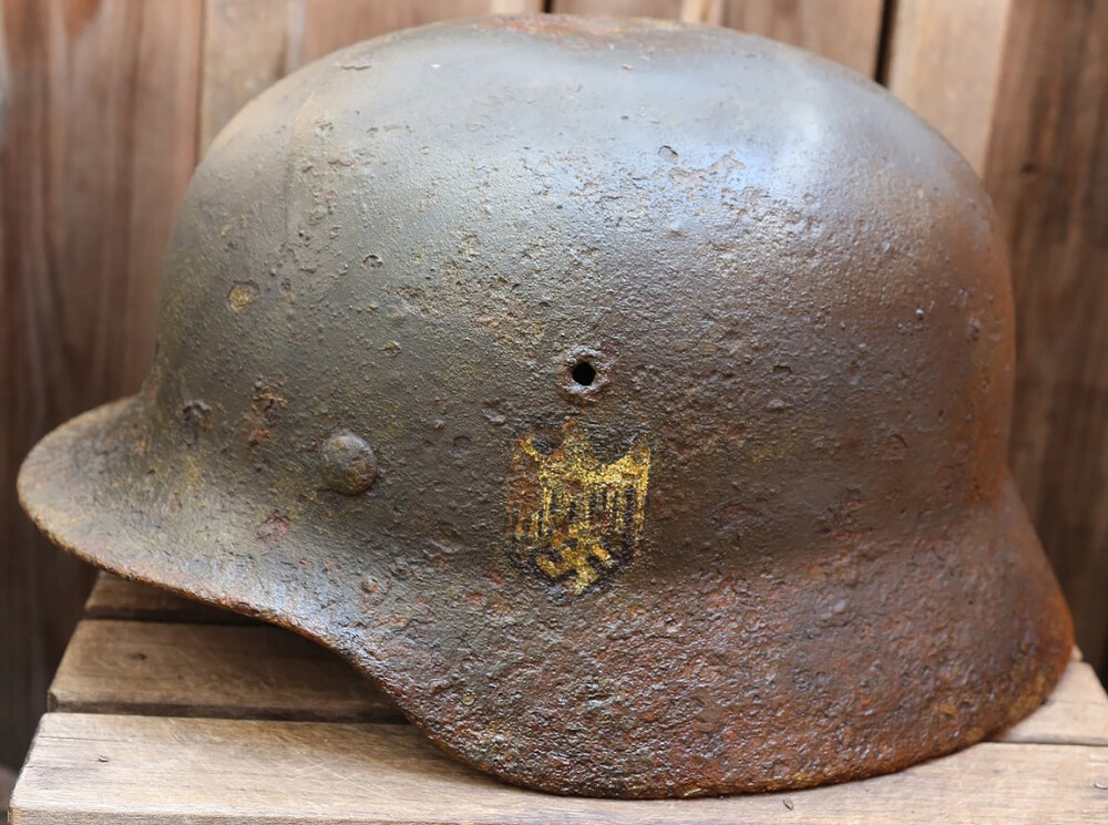 Wehrmacht helmet M40 / from Stalingrad