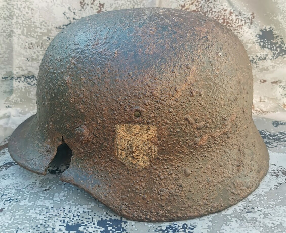 Wehrmacht helmet M40 / from Stalingrad
