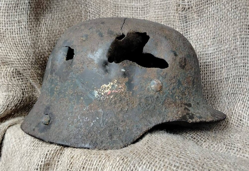 Wehrmacht helmet M35 / from Stalingrad