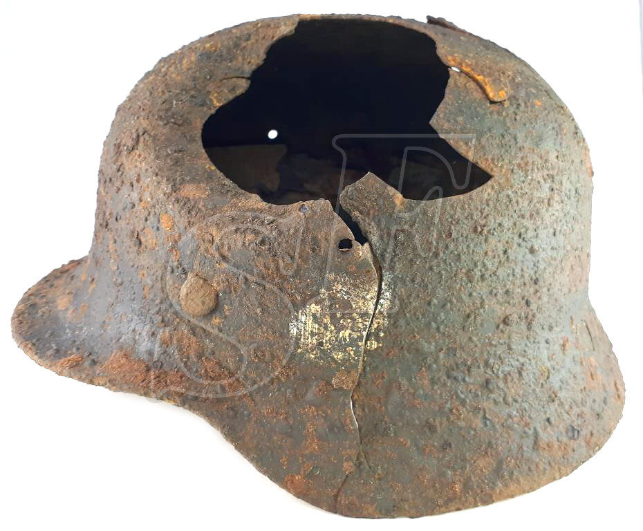Wehrmacht helmet M40 / from Stalingrad