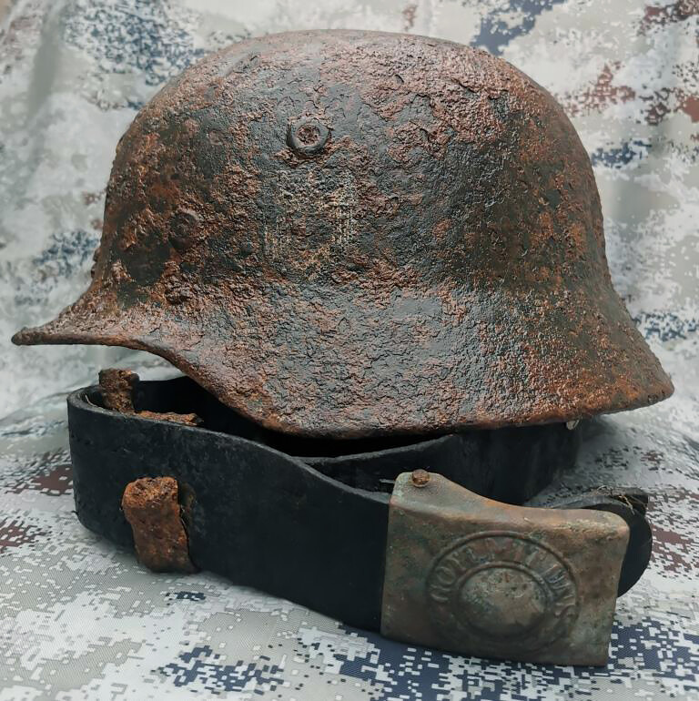 Wehrmacht helmet M40 and Weimar belt / from Stalingrad