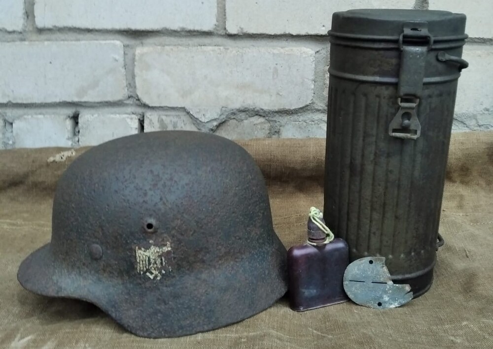 Wehrmacht helmet M40 + Soldier’s items / from Stalingrad