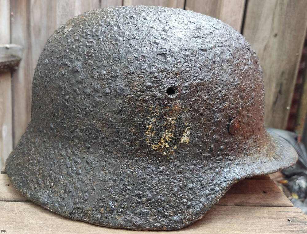 Waffen SS helmet M40 / from Staraya Russa