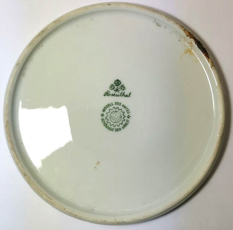 The bottom of the Third Reich dishes / from Konigsberg