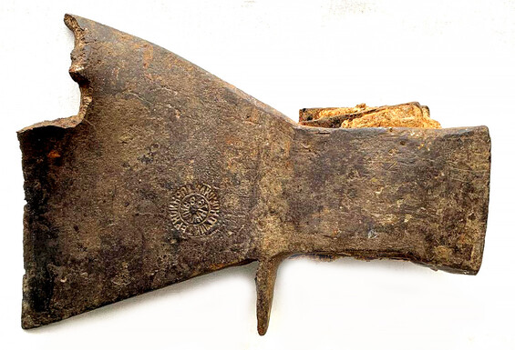 A sapper ax / from Leningrad