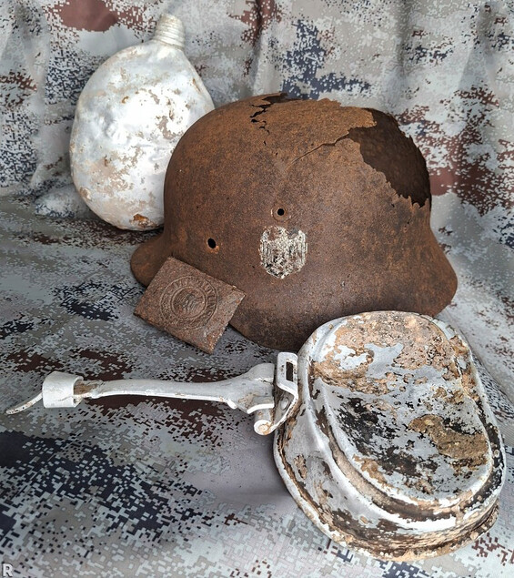 Wehrmacht helmet M40 and soldier's items / from Stalingrad